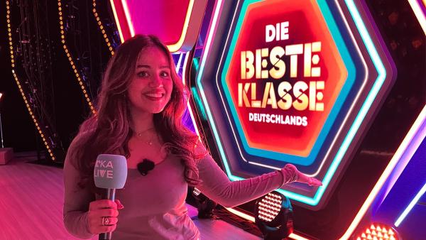 Sarah darf einen Blick hinter die Kulissen bei "Die beste Klasse Deutschlands" werfen. | Rechte: KiKA/Oskar Lohaus