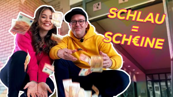 Im Hintergrund ist ein Eingang einer Schule zu sehen. Davor hocken Sarah und Ben. Vor ihnen fliegen mehrere Euro-Scheine durch die Luft. Rechts steht in gelber Schrift "Schlau=Scheine". Dabei ist das erste E bei Scheine ein Eurozeichen.