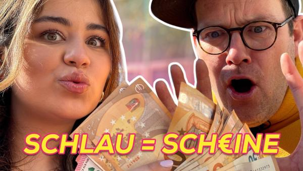 Die Köpfe von Sarah und Ben sind groß zu sehen. Sie machen beide große Augen und schauen staunend auf ein paar 50 Euro-Scheine, die in der Mitte des Bildes zu sehen sind. Vorne steht in gelber Schrift "Schlau=Scheine". Dabei ist das erste E bei Scheine ein Eurozeichen.