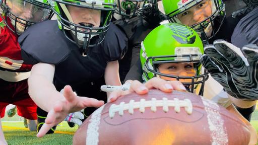 Der 14-jährige Ernst spielt bei den Leipzig Hawks. Sarah besucht ihn auf dem Spielfeld.