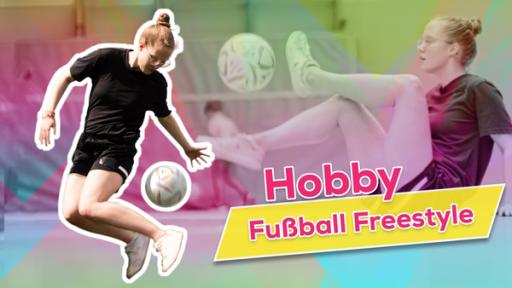 Links ist Jule zu sehen. Sie springt und macht einen Ball-Trick. Rechts im Hintergrund ebenfalls Jule. Sie sitzt auf dem Boden und macht einen Trick mit einem Fußball. Vorne rechts in pinker Schrift steht "Hobby" und auf einem gelben Banner steht "Fußball Freestyle".