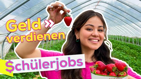 Sarah hält lächelnd eine Erdbeere in die Luft. Vor ihr eine Schale mit Erdbeeren. Im Hintergrund ein Gewächshaus. Links steht der Titel in gelber Schrift "Geld verdienen" und darunter ein weißes Banner mit pinker Schrift "Schülerjobs".