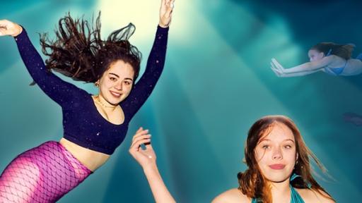 Sarah (links) beim Meerjungfrauenschwimmen-Kurs mit Lea. Das Bild wurde bearbeitet, dass es so aussieht als würden beide im Meer als Meerjungfrau schwimmen.