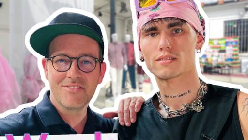 Ben steht neben dem Modestudenten Marten. Ben hat seine Hand auf der Schulter von Marten. Ben trägt Kappe und Brille. Marten trägt rosa Bandana und hat seine rosa Sonnebrille nach oben gezogen. Links auf der Fotomontage steht "Fashion Week backstage". Im Hintergrund sind Kleiderpuppen zu erkennen.