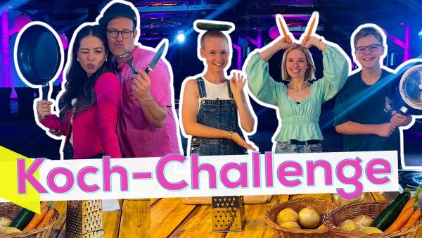 Eine Bildmontage: Links Sarah mit Pfanne in der Hand und Ben mit Messer und Kartoffelschäler. Rechts machen Paula, Caroline und Matti lustige Gesten mit Gemüse und Pfanne. Sie lachen. Vor ihnen der Schriftzug Koch-Challenge. Rechts  darunter Körbe mit Kartoffeln, Möhren und Zucchini und zwei Reiben auf einem Holztisch.