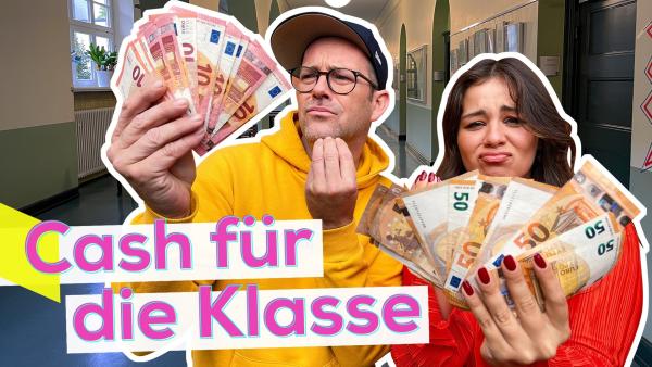 Sarah und Ben halten aufgefächert Geldscheine. Im Hintergrund ein Flur in einem Schulgebäude. Aufschrift in Pink: Cash für die Klasse.