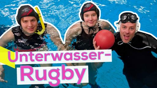 Im Wasser schwimmen die Protagonisten Bruno und Greta gemeinsam mit Ben in einer Schwimmhalle. Ben hält einen roten Ball in der Hand. Aufschrift unten: Unterwasser-Rugby.