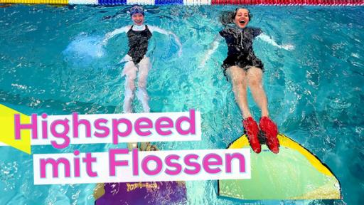 Esther und Sarah schwimmen auf dem Rücken in einem Schwimmbecken. Sie haben jeweils eine Monoflosse an den Füßen und lachen. Unten die Aufschrift Highspeed mit Flossen.