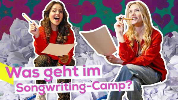 Bildmontage: Sarah und Esther sitzen in einem Haufen zerknülltem Papier. Beide haben Zettel und Stift in den Händen. Aufschrift: Was geht im Songwriting-Camp?