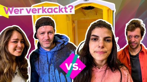 Links Sarah. Daneben Ben mit Schleim und Erde auf Mütze und Pullover. Beide schauen angeekelt. Rechts Clarissa mit Schmutz auf dem Kopf, im Gesicht und auf der Kleidung. Daneben Tobi mit skeptischem Blick. Im Hintergrund eine Toilettenkabine. Oben die Aufschrift Wer verkackt?