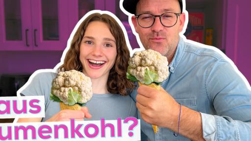 Maya und Ben stehen eng nebeneinander. Beide halten jeweils eine Eiswaffel in der Hand. Anstelle der Eiskugel ist ein Blumenkohl in der Eiswaffel. Unten die Aufschrift: Eis aus Blumenkohl?