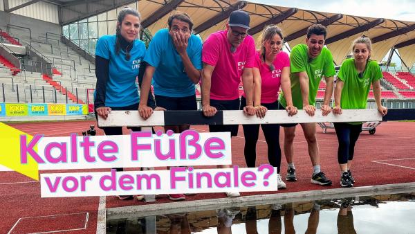 Die Allstars-Teams stehen aufgereiht an einer Hürde vor einem Wassergraben. Sie schauen wenig begeistert. V.l.n.r.: Team Blau mit Clari und Sherif, Team Pink mit Ben und Sarah und Team Grün mit Tarkan und Marina. Aufschrift unten links: Kalte Füße vor dem Finale?