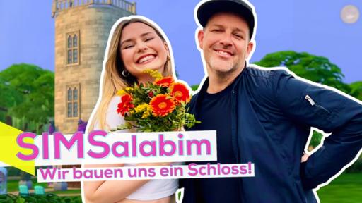 Nina, bekannt als "Simfinity", und Ben stehen eng nebeneinander. Beide lächeln. Nina hält einen Blumenstrauß mit gelben und orange-roten Blumen. Im Hintergrund eine Szene aus der Sims-Spielwelt mit einer Burg inmitten grüner Natur. Aufschrift unten links: SIMSalabim. Wir bauen uns ein Schloss!