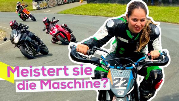 Rechts Sarah in Motorradbekleidung. Sie sitzt nach vorn gebeugt auf einem Motorrad mit den Händen am Lenker und schaut freudig. Im Hintergrund die Kurve einer Rennstrecke mit drei Motorrädern bei einem Rennen. Aufschrift unten links: Meistert sie die Maschine?