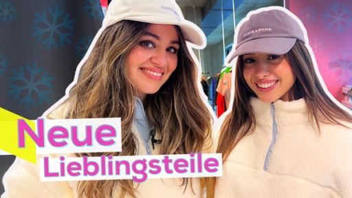 Sarah und Lara stehen nah beieinander und lächeln. Beide tragen helle Teddy-Jacken und Basebll-Caps. Im Hintergrund die Andeutung eines Klamotten-Ladens. Aufschrift unten links: Neue Lieblingsteile