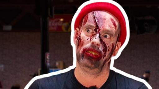 Ben und Marvin sitzen an einem Schminktisch mit Utensilien. Beide haben Kunstblut und falsche Wunden im Gesicht und arbeiten an ihrem Zombie-Make-up. Ben übt seine Mimik als Monster. Aufschrift unten links: Ben wird ein Zombie. Daneben ein Angst-Emoji.