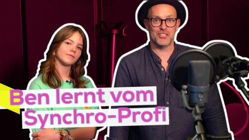 Sprecherin Ellis und Ben stehen in einem Synchronstudio. Ellis mit coolem Blick und Ben mit aufgeregtem Gesichtsausdruck. Vor Ben ragen zwei Mikrofone mit Popschutz ins Bild. Aufschrift: Ben lernt vom Synchro-Profi