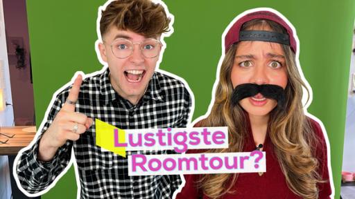 Links Lewinray mit erhobenem Zeigefinger und aufgeregtem, freudigen Gesichtsausdruck. Neben ihm Sarah mit großem angeklebtem Schnauzbart und verwirrtem Blick. Aufschrift: Lustigste Roomtour?