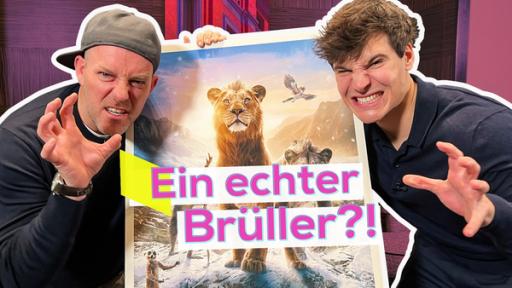 Ben und Wincent Weiss halten zwischen sich das Filmplakat zum Film Mufasa. Beide schauen angriffslustig und halten ihre Hände wie eine Löwenpranke. Aufschrift in der Mitte Ein echter Brüller?!.