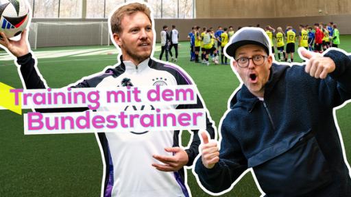 Links Julian Nagelsmann beim Einwurf des Balls. Rechts ein begeisterter Ben, der beide Daumen hoch zeigt. Hinten ein Spielfeld mit Fußballmannschaft. Aufschrift: Training mit dem Bundestrainer.