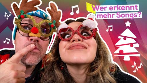 Ben und Sarah sehr nah mit weihnachtlichen Spaßbrillen. Ben hält sich nachdenklich seinen Zeigefinger an den Mund. Sarah schaut mit  etwas verrücktem Blick. Im Hintergrund Musiknoten und ein Weihnachtsbaum-Icon. Aufschrift: Wer erkennt mehr Songs?