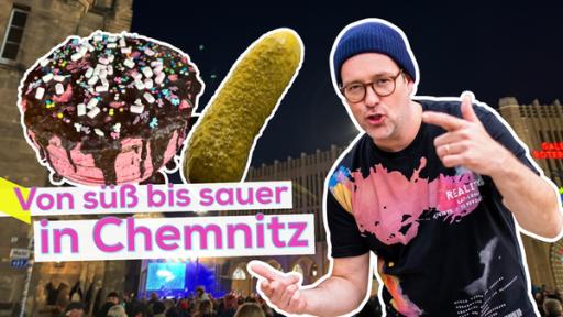 Rechts Ben mit cooler Pose. Hinter ihm das Chemnitzer Stadtzentrum. Links Bilder eines Kuchens mit bunten Streuseln und einer Gewürzgurke. Aufschrift: Von süß bis sauer in Chemnitz. 