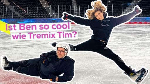 Rechts Freestyle Eisläufer Tremix Tim im Spagat Sprung. Zu seinen Füßen liegt Ben mit coolem Blick seitlich auf der Eisfläche. Im Hintergrund die Eishalle der SAP Garden in München. Aufschrift: Ist Ben so cool wie Tremix Tim?