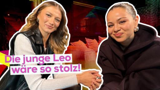 Links im Bild Popsängerin Leony und rechts Moderatorin Sarah. Beide lächeln und sitzen auf Sofas in einer Lounge. Aufschrift: Die junge Leo wäre so stolz!