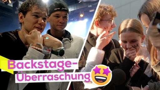 Links Markus und Martinus im Backstage mit Freundschaft-Armbändchen. Rechts überraschte wartende Fans vor dem Konzert. Aufschrift: Backstage-Überraschung.