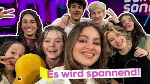 Von links: Die Dein Song-Finalistinnen und Finalisten Mina, Felicitas, Nadja, Lasse, Theodor, Paula und Roberta. Dazwischen Moderatorin Sarah, die das Selfie macht. Aufschrift: Es wird spannend.