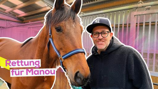 Ben und Pferd Manou eng nebeneinander. Im Hintergrund die Stallungen des Pferdeklappe e.V. in Norderbrarup. Aufschrift: Rettung für Manou