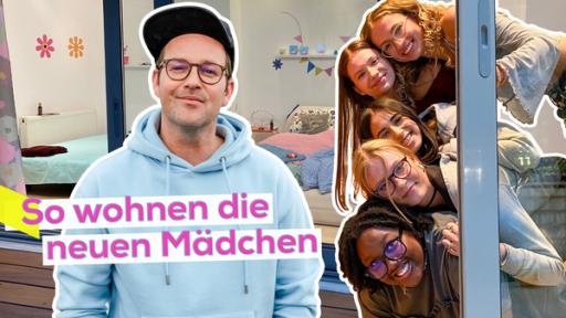 Rechte: KiKA/Eva Knäusl Rechts schauen fünf Mädchen lächelnd hinter einer Schiebetür hervor. Daneben Moderator Ben, im Hintergrund das Schlafzimmer der WG. Aufschrift: So wohnen die neuen Mädchen.