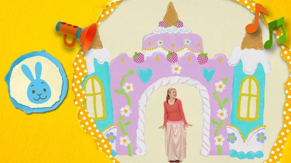 Anni als Prinzessin im Torbogen eines Schlosses. | Rechte: KiKA