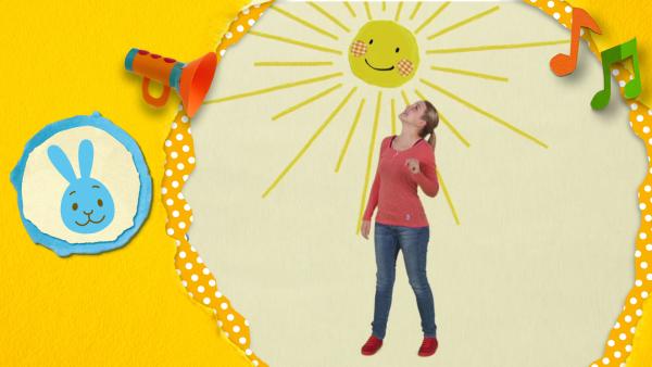 Anni singt ein Sonnenlied und vertreibt damit dicke Regenwolken und schlechtes Wetter  | Rechte: KiKA