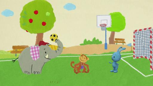 Fangenspielen mit Kikaninchen | Rechte: KiKA Kikaninchen spielt mit Affen und Elefanten Fußball