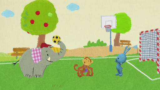 Kikaninchen, ein Elefant und ein Affe spielen Ball