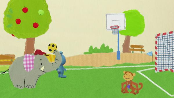 Kikaninchen, ein Elefant und ein Affe spielen Basketball.