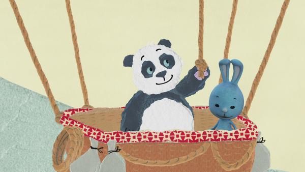 Kikaninchen und ein Pandabär in einem Ballonkorb