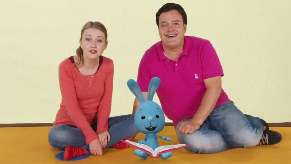 Kikaninchen, Anni und Christian lesen zusammen in einem Buch