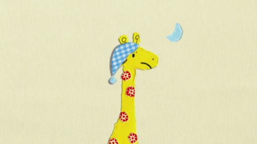 Eine Giraffe mit Schlafmütze. Der Mond scheint im Hintergrund. 