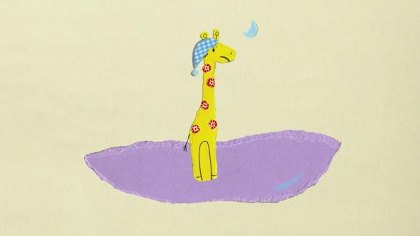 Eine Giraffe mit Schlafmütze. Der Mond scheint im Hintergrund. 