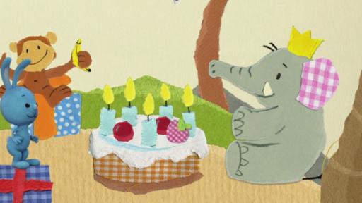 KiKANiNCHEN, Helena, Affe und Elefant sitzen um eine Torte herum und feiern Geburtstag