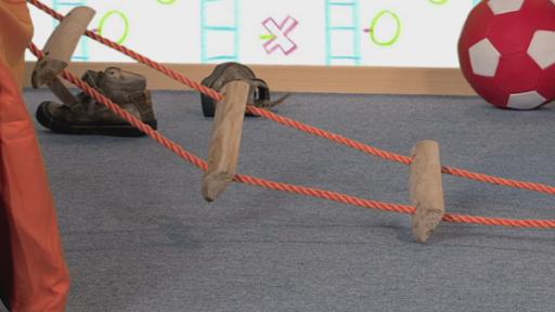 Eine Hängebrücke liegt im Kinderzimmer.