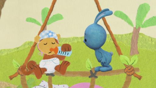 Das Affenbaby hat Durst | Rechte: KiKA Kikaninchen bei einem Affenbaby mit einer Flasche