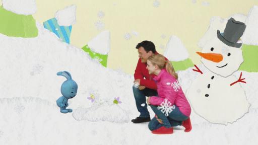 Kikaninchen, Anni, Christian und ein Schneemann in einer Winterlandschaft.