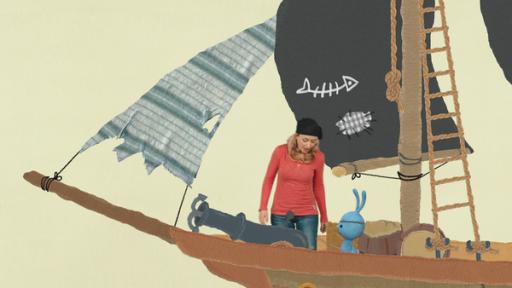 Anni und Kikaninchen als Piraten verkleidet auf einem Piratenschiff