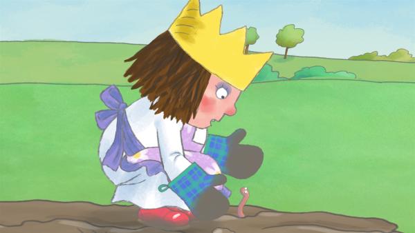 Die kleine Prinzessin entdeckt beim Spielen im Matsch einen Wurm. | Rechte: ZDF/Illuminated Film Ltd.