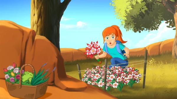 Zoe wird von Frances entdeckt, als sie heimlich Blumen aus ihrem Garten pflücken will. | Rechte: ZDF/Classic Media/DC Entertainment/Superprod