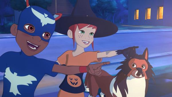 Harvey, Zoé und Lassie gehen verkleidet als Superadler, Hexe und Werwolf an Halloween auf die Süßes-oder-Saures-Tour. | Rechte: ZDF/Superprod/ZDFE