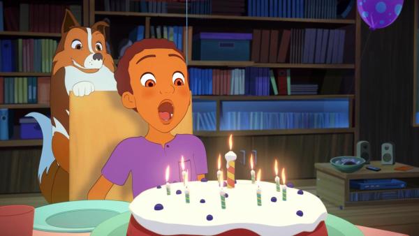 Harvey is im Begriff, die Kerzen auf seinem Geburtstagskuchen auszupusten. Lassie schaut über seine Schulter. | Rechte: Superprod, ZDF, ZDFE